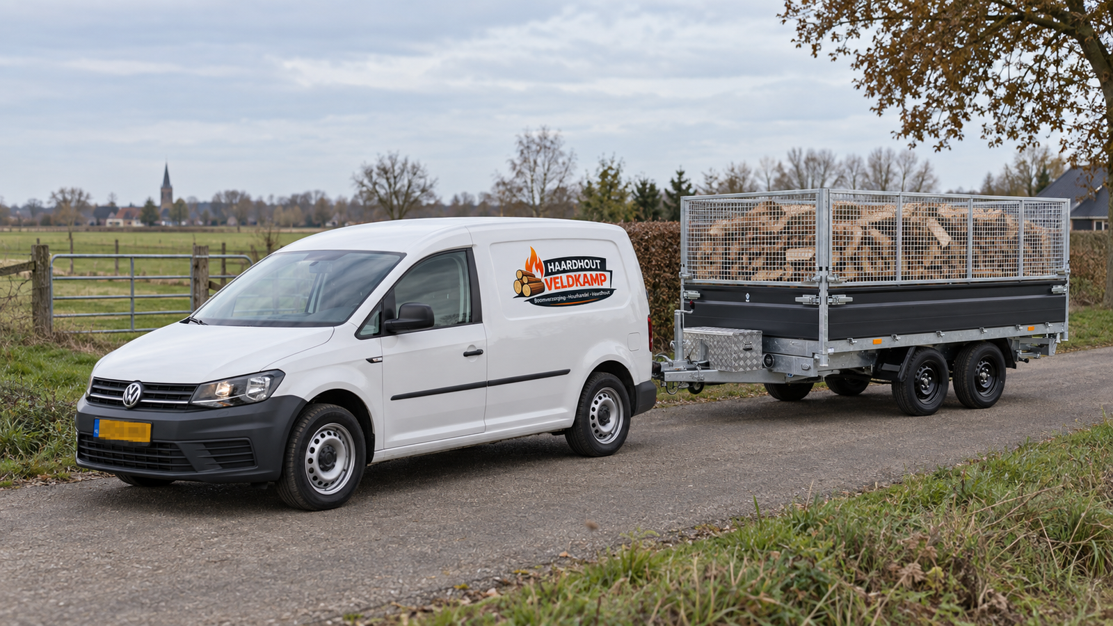 Volkswagen Caddy van Haardhout Veldkamp met tandemaanhanger en losgestort eiken haardhout